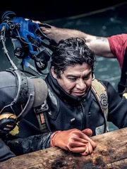 Carlos Minor and James Hamm at the edge of the dive site. James Hamm prepares Carlos Minor&rsquo;s dive gear.