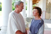 Augustus (Franz Froschauer) und Livia (Konstanze Breitebner) führten eine sehr lange und glückliche Ehe. (Spielszene) Augustus (Franz Froschauer) und Livia (Konstanze Breitebner) führten eine sehr lange und glückliche Ehe. (Spielszene)