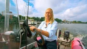 Hafenmeisterin Silke Bothmann inspiziert mit dem Boot den Nord-Ostsee-Kanal bei Rendsburg. Hafenmeisterin Silke Bothmann inspiziert mit dem Boot den Nord-Ostsee-Kanal bei Rendsburg.