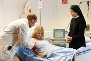 Sylvia bekommt das Medikament (v.li.: Adrian Spielbauer, Stefanie von Poser, Janina Hartwig).