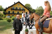 Rike (Klara Deutschmann, re.) reitet „Jacomo“ und versucht die Investoren Hubertus Steckmann (Alexander E. Fennon, 2.v.re.) und Richard Muerer (Rolf Sarkis, li.) zu überzeugen. Ihre Mutter Elsa (Ulli Maier, 2.v.li.), ihr Bruder Ferdinand (Shenja Lacher) und Christian (Alexander Khuon, 3. v. li.) schauen zu. Rike (Klara Deutschmann, re.) reitet „Jacomo“ und versucht die Investoren Hubertus Steckmann (Alexander E. Fennon, 2.v.re.) und Richard Muerer (Rolf Sarkis, li.) zu überzeugen. Ihre Mutter Elsa (Ulli Maier, 2.v.li.), ihr Bruder Ferdinand (Shenja Lacher) und Christian (Alexander Khuon, 3. v. li.) schauen zu.