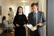Schwester Hanna (Janina Hartwig) verkauft die Rezeptur f&uuml;r die Gesichtscreme ohne das Wissen der Mutter Oberin an Rainer Kimmich (Siegfried Terpoorten).