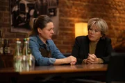 Kriminalhauptkommissarin Anna Springer (Rita Russek, r.) befragt Braumeisterin Jasna Babic (Karolina Lodyga, l.) zu den Umst&auml;nden von Lars Roxels Tod und ihrem Verh&auml;ltnis zu dem Verstorbenen.