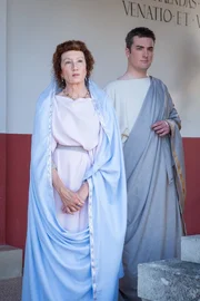 Konstanze Breitebner (Livia) und Bogdan Chertov (Tiberius). Konstanze Breitebner (Livia) und Bogdan Chertov (Tiberius).