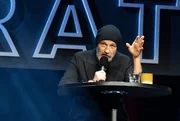 In &bdquo;Mach mal das gro&szlig;e Licht an&ldquo; erz&auml;hlt Komiker und Bestseller Autor Torsten Str&auml;ter urkomische Geschichten aus seinem Leben, die so oder zumindest so &auml;hnlich stattgefunden haben k&ouml;nnten. N&uuml;chtern und v&ouml;llig &uuml;berh&ouml;ht zugleich, voller Wortwitze, unvorhersehbaren Pointen und mit seinem unverwechselbar trocknen Humor pr&auml;sentiert er kuriose, kunstvoll miteinander verstrickte Alltagsanekdoten.