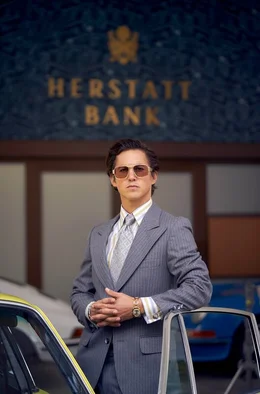 Mick Sommer (Tim Oliver Schultz) ist so etwas wie der Rockstar der Herstatt-Bank.