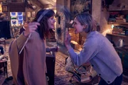 v.li.: Linda (Lavinia Wilson), Rebecca (Svenja Jung)