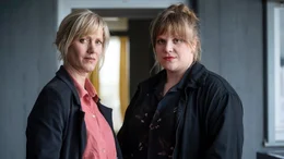 Die beiden Kommissarinnen Martina B&ouml;nisch (Anna Schudt, links) und Rosa Herzog (Stefanie Reinsperger, rechts) schauen sich in der Gerbersiedlung um.