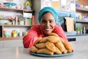 Nadiya Hussain mit frischen Empanadas.
