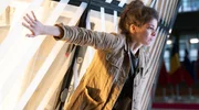Die Umweltaktivistin Lydia (Anais Parello) hat sich während des EU-Gipfels an die Wand in der Lobby des Europäischen Rats geklebt. Die Umweltaktivistin Lydia (Anais Parello) hat sich während des EU-Gipfels an die Wand in der Lobby des Europäischen Rats geklebt.
