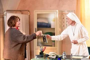 Schwester Felicitas stellt immer noch Horoskope (v.li.: Monoka Bachmann, Karin Gregorek).