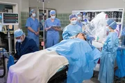Vorbereitungen zu bahnbrechender Operation: Dr. Amelia Shepherd (Caterina Scorsone, 4.v.r.), Dr. David Hamilton (Peter Gallagher, 2.v.r.). Vorbereitungen zu bahnbrechender Operation: Dr. Amelia Shepherd (Caterina Scorsone, 4.v.r.), Dr. David Hamilton (Peter Gallagher, 2.v.r.).