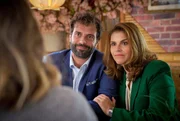 Marie (Katharina Wackernagel, r.) und Gisbert (Kai Schumann, l.) treffen sich zum Essen mit ihrem Ex-Mann Klaus, um die Scheidungspapiere zu unterschreiben.