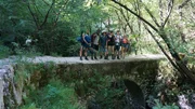 Die romantische Steinbr&uuml;cke t&auml;uscht &ndash; gleich geht es in die Tiefe des Flussbetts zum Canyoning.