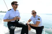 Jakob Frings (Max König, l.) und Paul Schott (Tim Wilde) suchen den Himmel nach einer Drohnen ab mit denen Anschläge auf Schiffe auf dem Bodensee durchgeführt werden. Jakob Frings (Max König, l.) und Paul Schott (Tim Wilde) suchen den Himmel nach einer Drohnen ab mit denen Anschläge auf Schiffe auf dem Bodensee durchgeführt werden.