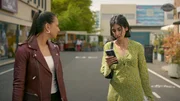 Leyla (Suri Abbassi, r.) ist verunsichert, als Elias noch eine Nacht mit Joana in München bleiben will. Links Charlotte Beer (Shaolyn Fernandez) Leyla (Suri Abbassi, r.) ist verunsichert, als Elias noch eine Nacht mit Joana in München bleiben will. Links Charlotte Beer (Shaolyn Fernandez)