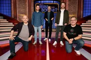 Moderator Kai Pflaume (M.) und seine Rateteam-Kapit&auml;ne Bernhard Ho&euml;cker (l.) und Elton (r.) begr&uuml;&szlig;en in dieser Sendung den Comedy-Autor und Komiker Fabian K&ouml;ster (2.v.l.) und den Stand-up-Comedian und Moderator Maxi Gstettenbauer (2.v.r.).