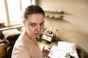 Ella Jung (Ricarda Seifried) hat kein Zuhause mehr und sucht Unterschlupf bei einem Fremden. Ella Jung (Ricarda Seifried) hat kein Zuhause mehr und sucht Unterschlupf bei einem Fremden.