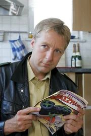 Als Polizist Mohr (Max Müller) ein wertvolles Comicheft in der Wohnung des Toten findet, nimmt der Fall eine neue Wendung. Als Polizist Mohr (Max Müller) ein wertvolles Comicheft in der Wohnung des Toten findet, nimmt der Fall eine neue Wendung.
