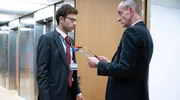 Samy (Xavier Lacaille) überrascht den Sicherheitsbeamten (Patrick Lidardes) damit, das richtige Badge für dieses Stockwerk dabei zu haben und darf passieren. Samy (Xavier Lacaille) überrascht den Sicherheitsbeamten (Patrick Lidardes) damit, das richtige Badge für dieses Stockwerk dabei zu haben und darf passieren.