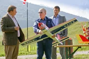 Dass Moritz Hamm (Friedrich Schilha) im Streit einen Vogelsch&uuml;tzer erdrosselt hat, trauen Hartl (Michael A. Grimm) und Hansen (Igor Jeftic) dem Modellflieger zu.