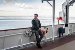 Der Polizeipsychologe Martin Schwartz (Lucas Gregorowicz) hat vor Jahren Frau und Sohn w&permil;hrend einer Reise auf einem Kreuzfahrtschiff verloren - niemand weiﬂ, was genau geschah.  +++ Die Verwendung des sendungsbezogenen Materials ist nur mit dem Hinweis und Verlinkung auf RTL+ gestattet. +++