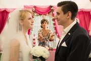 Sandra Giesinger (Klara Lange, l.) und Justus Maiwald (Yannik Heckmann, r.) m&ouml;chten nichts lieber als endlich zu heiraten. Doch als Gabi Koslowski (Anita Vulesica, M.) und ihre Tochter in das Leben der beiden Verlobten platzen, wird alles kompliziert.