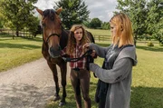 Hier m&uuml;ssen alle anpacken: Rike (Klara Deutschmann, li.), gibt Tabea (Nele Trebs) eine Aufgabe auf dem Reiterhof.