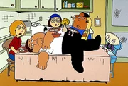 Nach einer feucht-fr&ouml;hlichen Party ist Peter (vorne) am n&auml;chsten Tag total verkatert und schl&auml;ft auf dem K&uuml;chentisch.