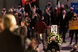 Kommissarin Martina B&ouml;nisch (Anna Schudt, vorne links) ergreift bei einer Kundgebung am Gerberzentrum das Wort, bei der der ermordeten Anna Slomka gedacht werden soll. Auch Kommissar Peter Faber (J&ouml;rg Hartmann, Mitte hinten) h&ouml;rt, was sie zu sagen hat..