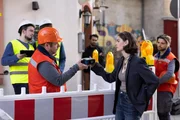 Baris (Metehan Demiröz, im Hintergrund) wird gegen seinen Willen wieder von Larissas (Ilka Mahrholz) schlagfertigem Charme eingenommen. Baris (Metehan Demiröz, im Hintergrund) wird gegen seinen Willen wieder von Larissas (Ilka Mahrholz) schlagfertigem Charme eingenommen.