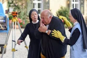 Felicitas’ Horoskop erfüllt sich: Huber tritt in die Mistgabel und es stinkt (v.li.: Karin Gregorek, Wolfgang Müller, Emanuela von Frankenberg). Felicitas’ Horoskop erfüllt sich: Huber tritt in die Mistgabel und es stinkt (v.li.: Karin Gregorek, Wolfgang Müller, Emanuela von Frankenberg).