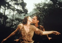 Joan Wilder (Kathleen Turner) und Jack Colton (Michael Douglas)    +++ Die Verwendung des sendungsbezogenen Materials ist nur mit dem Hinweis und Verlinkung auf RTL+ gestattet. +++