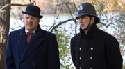 Inspector Thomas Brackenreid (Thomas Craig, l.), Constable George Crabtree (Jonny Harris, r.)