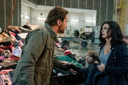 L-R: John Garrity (Gerard Butler), Nathan Garrity (Roger Dale Floyd), Allison Garrity (Morena Baccarin).