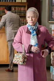 Madeline Matlock (Kathy Bates).