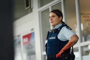 Police Constable Deb Brighton (Morgana O'Reilly) glaubt, dass der Einsatz von Spezialeinsatzkräften unnötig ist. Sie denkt, den Bankräuber zu kennen, und schleicht sich in die Bank. Police Constable Deb Brighton (Morgana O'Reilly) glaubt, dass der Einsatz von Spezialeinsatzkräften unnötig ist. Sie denkt, den Bankräuber zu kennen, und schleicht sich in die Bank.