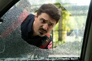 Chicago Fire Staffel 7, Folge 4 Ein Loch von einer Granate: Yuri Sardarov als Otis. Chicago Fire Staffel 7, Folge 4 Ein Loch von einer Granate: Yuri Sardarov als Otis.