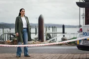 Detective Mihi Renata (Roimata Fox) hatte keine Ahnung, dass ihre Ex Deb in diesem kleinen Örtchen als Streifenpolizistin arbeitet. Detective Mihi Renata (Roimata Fox) hatte keine Ahnung, dass ihre Ex Deb in diesem kleinen Örtchen als Streifenpolizistin arbeitet.