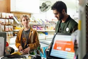 Mihis Ehemann Milan (Arlo Green, r.) erfährt durch Zufall von der Dorfbewohnerin Lena (Clementine Mills, l.), dass seine Frau die erste große Liebe von deren Kollegin Deb war. Mihis Ehemann Milan (Arlo Green, r.) erfährt durch Zufall von der Dorfbewohnerin Lena (Clementine Mills, l.), dass seine Frau die erste große Liebe von deren Kollegin Deb war.