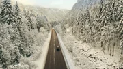 Auto f&auml;hrt durch Winterwald