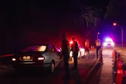 Mit Straßenkontrollen will die Polizei von Waitote verstärkt gegen Drogendealer vorgehen - doch erwischt werden stets nur die Boten - meist abhängige Frauen. Die Hintermänner bleiben im Verborgenen. Mit Straßenkontrollen will die Polizei von Waitote verstärkt gegen Drogendealer vorgehen - doch erwischt werden stets nur die Boten - meist abhängige Frauen. Die Hintermänner bleiben im Verborgenen.