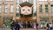 Die Drogeriemarktkette "Müller" gehört zu den größten Europas. In Deutschland liegt "Müller" hinter "dm" und "Rossmann" auf Platz drei. Wie gut ist "Müller" bei Preis, Qualität, Image und Fairness? Die Drogeriemarktkette "Müller" gehört zu den größten Europas. In Deutschland liegt "Müller" hinter "dm" und "Rossmann" auf Platz drei. Wie gut ist "Müller" bei Preis, Qualität, Image und Fairness?
