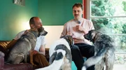 Mutprobe im Wohnzimmer: Umgeben von großen Hunden spricht Y-Kollektiv-Reporter Nico Schmolke mit Hundecoach Sven Ihden über seine Angst. Mutprobe im Wohnzimmer: Umgeben von großen Hunden spricht Y-Kollektiv-Reporter Nico Schmolke mit Hundecoach Sven Ihden über seine Angst.