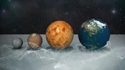 Das Bild zeigt einen Größenvergleich der vier inneren Gesteinsplaneten (terrestrischen Planeten) unseres Sonnensystems, die von links nach rechts in der Reihenfolge ihrer zunehmenden Größe angeordnet sind. Das Bild zeigt einen Größenvergleich der vier inneren Gesteinsplaneten (terrestrischen Planeten) unseres Sonnensystems, die von links nach rechts in der Reihenfolge ihrer zunehmenden Größe angeordnet sind.