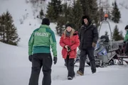 Ein Polizist, Ellie Stocker (Julia Jentsch, m.) und Gedeon Winter (Nicholas Ofczarek, r.)
