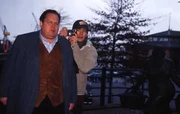 Reporter Gottfried Engel (Ottfried Fischer) und sein Fotokollege Bruno Schreckenberger (Jan Sosniok, re.).