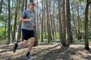 Y‑Kollektiv‑Reporter Nico Schmolke joggt durch einen Berliner Park – mit mulmigem Gefühl. Denn hier sind viele Hunde ohne Leine unterwegs. Y‑Kollektiv‑Reporter Nico Schmolke joggt durch einen Berliner Park – mit mulmigem Gefühl. Denn hier sind viele Hunde ohne Leine unterwegs.