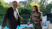 Befragt die Geschäftspartnerin und Schwiegermutter des Toten: Rainer Hunold als Bernd Reuther, Charlotte Schwab als Hermine Eschenberg Befragt die Geschäftspartnerin und Schwiegermutter des Toten: Rainer Hunold als Bernd Reuther, Charlotte Schwab als Hermine Eschenberg