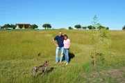 DOK - Auf und davon Staffel 11 (2020) Folge 1  Ruedi und Susanne Althaus auf ihrem Grundst&uuml;ck in Uruguay.